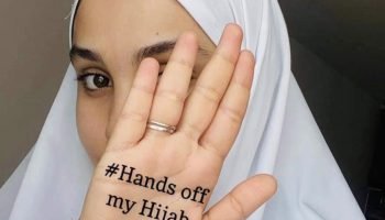 Fransa'da Müslüman kadınlar, siyasetçilerin gündeminde olan başörtüsüne yönelik yasak planlarını, sosyal medyada başlattıkları "Pas Touche A Mon Hijab" (Başörtüme dokunma) hareketiyle protesto ediyor.  ( AA - Anadolu Ajansı )